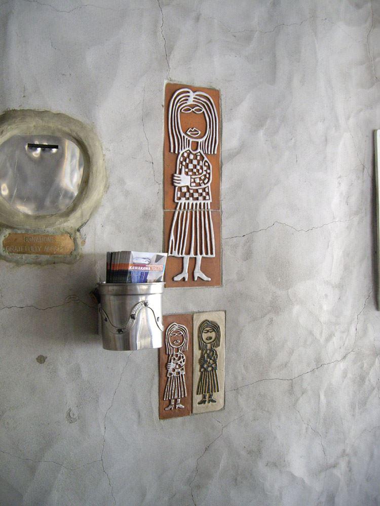 Für Hundertwasser fast ungewohnt künstlerische Keramiken an der Damentoilette.