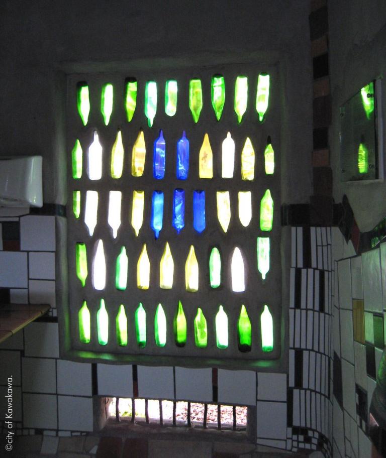 Die "Bottlewall" ist eine Ansammlung von in die Wand einzementierten Glasflaschen.