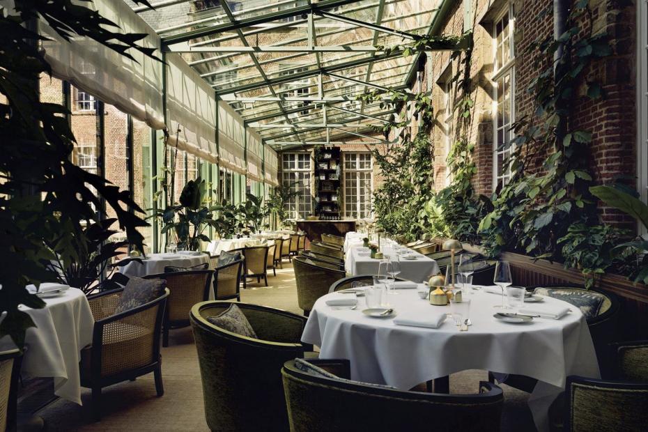 Die Natur bestimmt auch in den Räumen der Gastronomie die Atmosphäre.