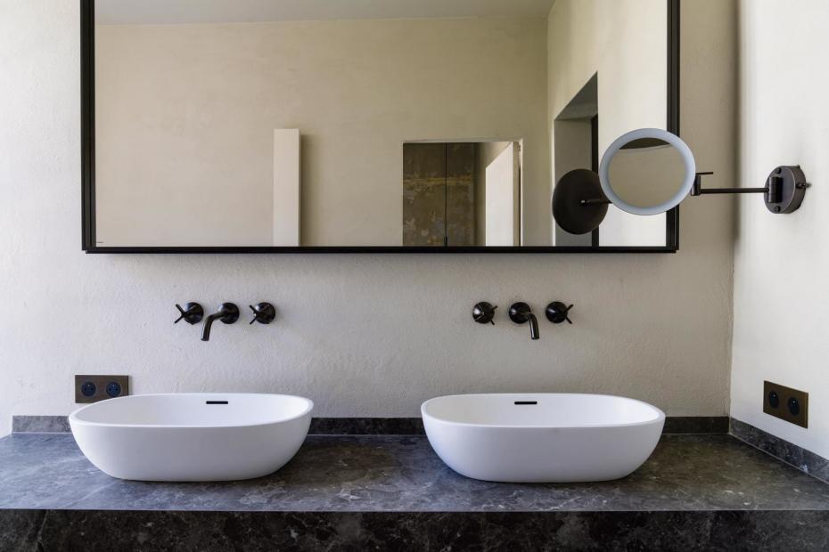 Einfache Waschschlalen sorgen für Understatement.