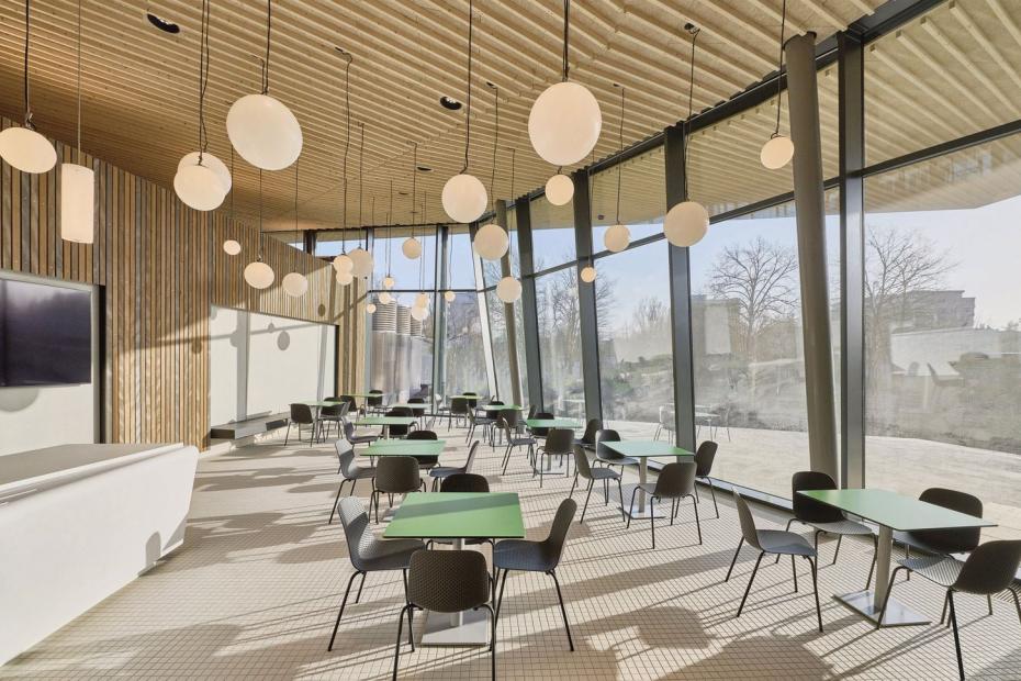 Den nach Süden orientierten Bistrobereich ergänzt eine Terrasse im Außenraum