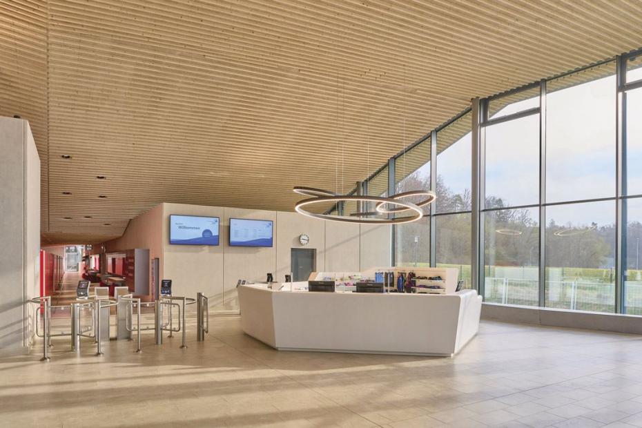 Schon der lichtdurchflutete Eingangsbereich sorgt für eine einladende Atmosphäre.