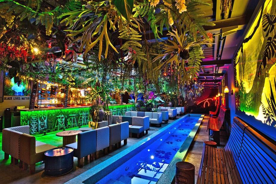 Raucher Lounge, Pool und Tiki Bar: Überall im Club überraschen zahllose verspielte Details, wild, bunt und scheinbar willkürlich zusammengewürfelt. Foto: Horst Friedrichs für Fortuna Irgendwo