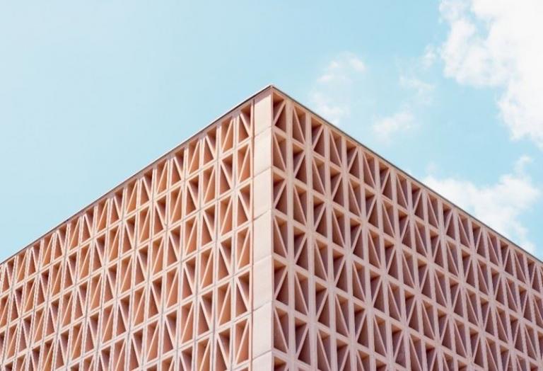 Das auffällige Gittermuster des Eingangsbereich stammt aus der Feder des Architekten Joan Miquel Seguí Colomar. (Foto: Tile of Spain/Carlos Gabilondo)