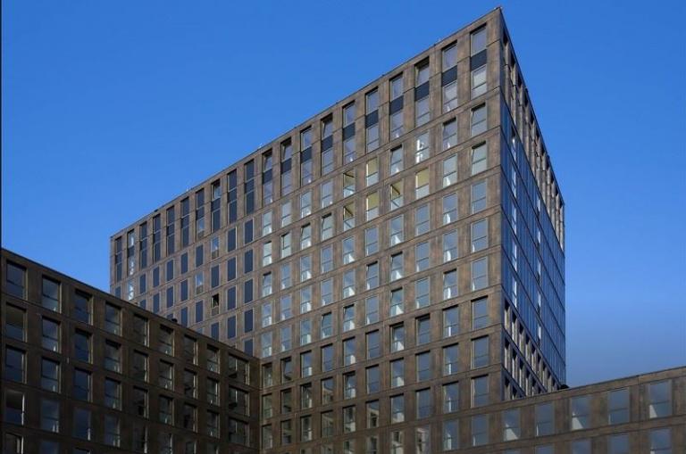 Eine lobende Erwähnung gab es für das Studentenwohnheim „Laan Van Spartaan Amsterdam“ von Studioninedots Amsterdam. (Foto: Tile of Spain/Michael Van Oosten)