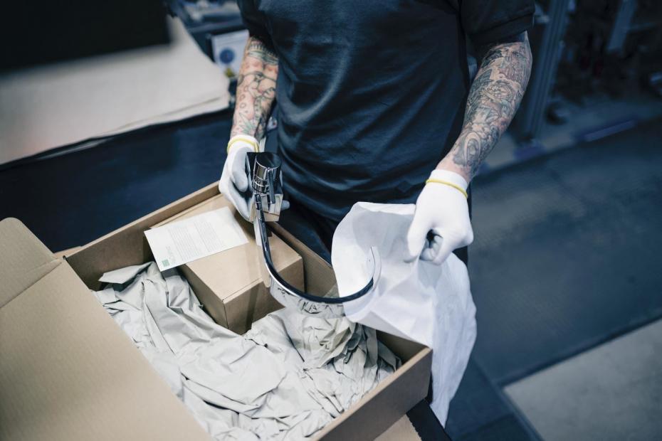 Zuletzt wird das Produkt mit dem Dornbracht ReCrafted-Zertifikat verpackt.