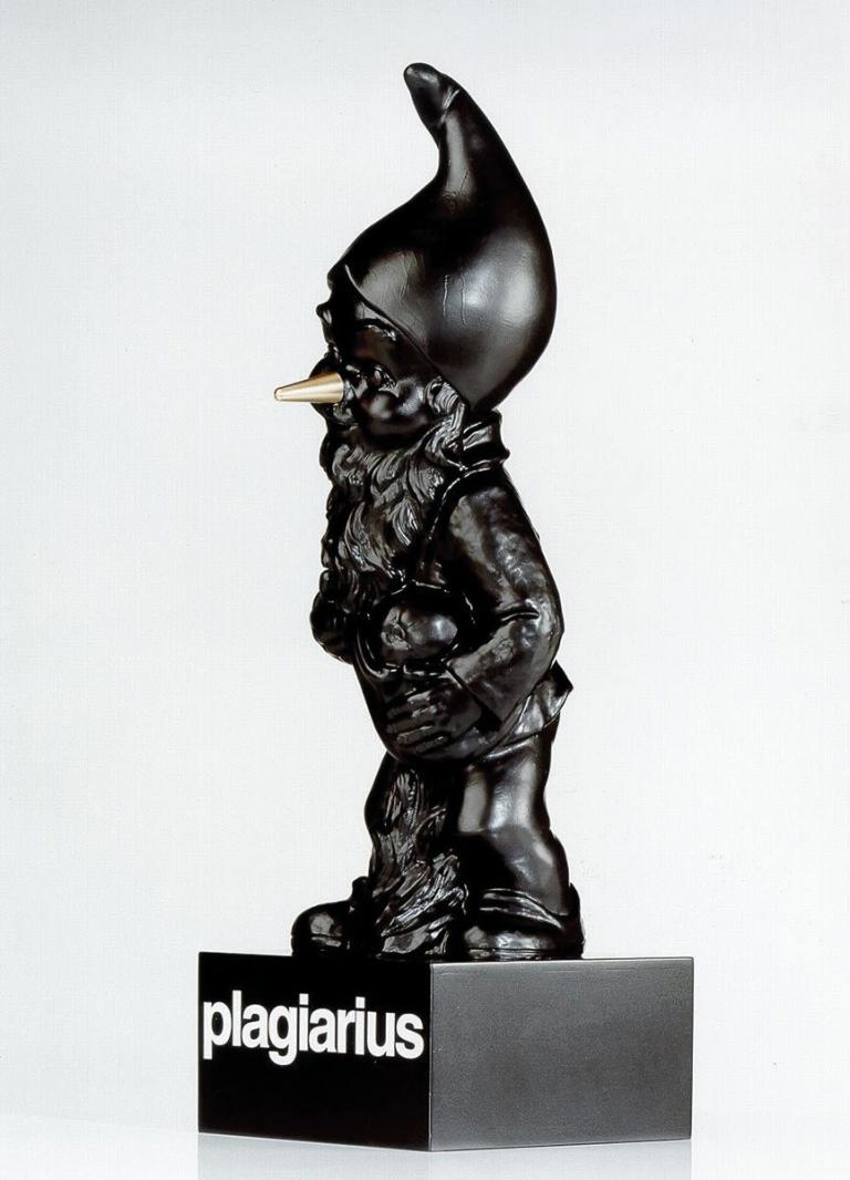 Der Negativpreis "Plagiarius" wird jährlich an Hersteller und Händler besonders dreister Nachahmungen verliehen. Trophäe ist ein schwarzer Zwerg mit goldener Nase – als Symbol für die Profite, die die Produktpiraten auf Kosten kreativer Designer und Unternehmen erwirtschaften.