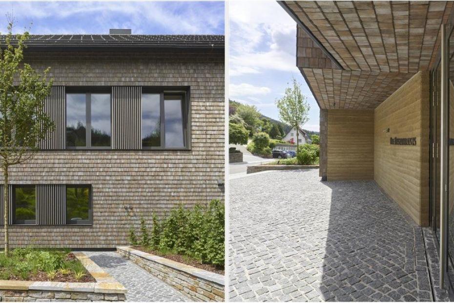 Für den regionalen Bezug sorgen die grauen, vorpatinierten Schindeln aus heimischen Hölzern als schwarzwaldtypische Verkleidung der Fassade.