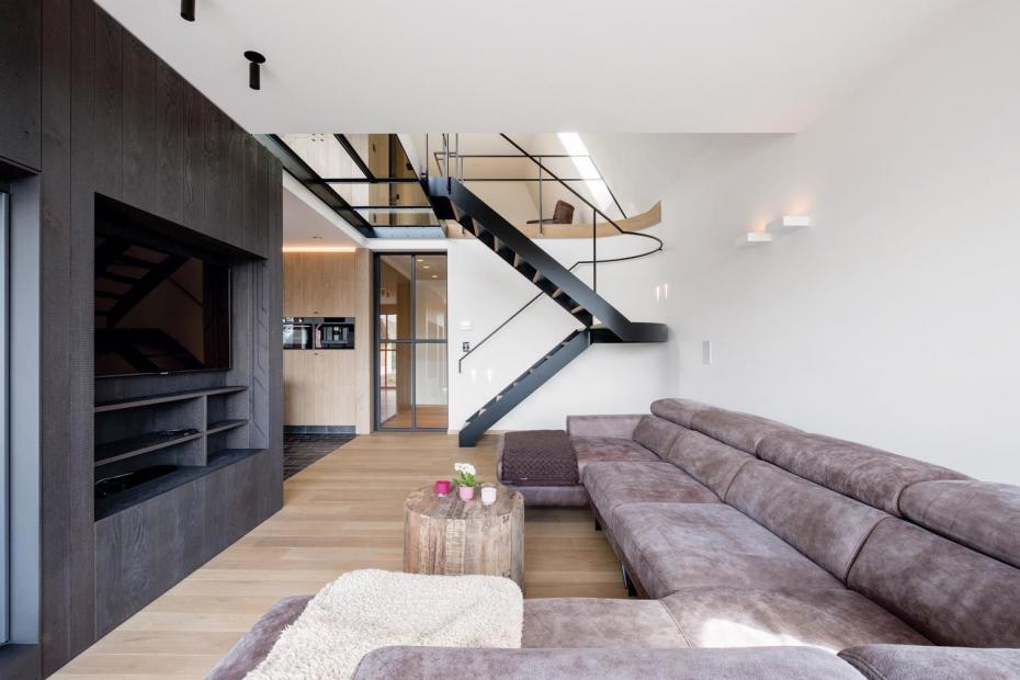 Das moderne, aber traditionell wirkende Landhaus bewahrt auch im Inneren die Balance zwischen Ästhetik und Funktionalität.