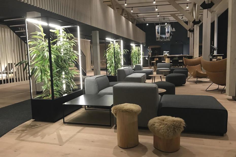 Die Lobby mit hochwertigem und modernem Design spiegelt die Natürlichkeit und Qualität des Resorts wider.