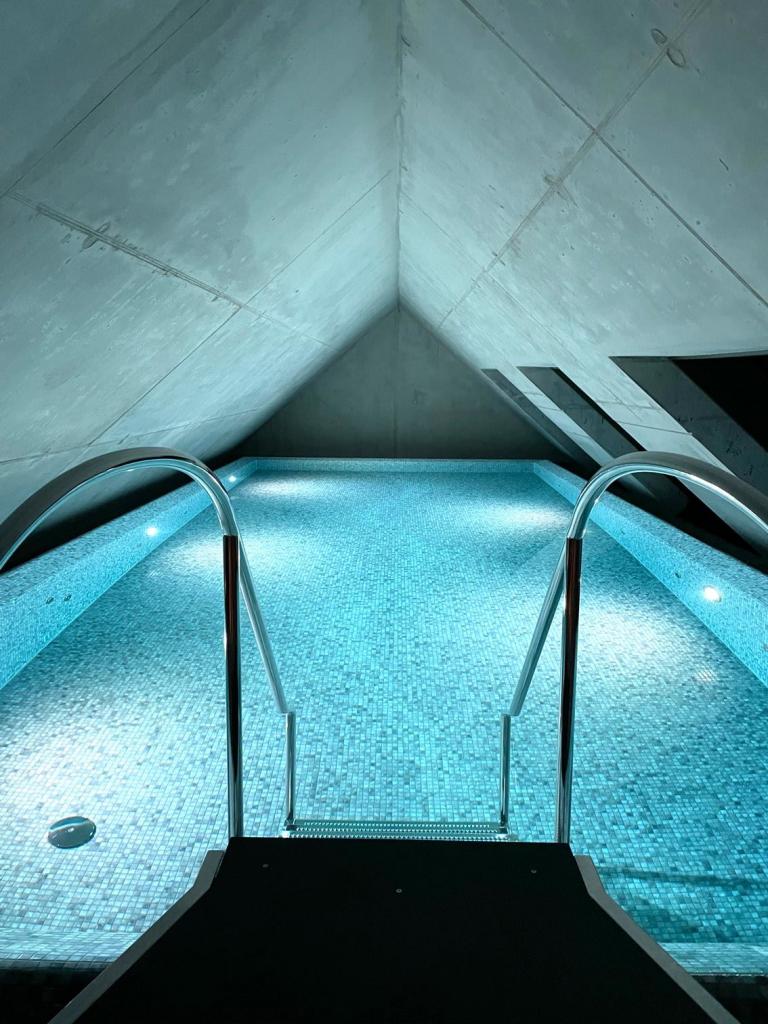 Unter den Dachschrägen war Platz für einen Pool
